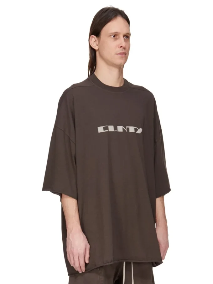 DRKSHDW FW25 CONCORDIANS TOMMY T IN DRKDUST/PEARL MEDIUM GEWICHT KATOENEN JERSEY DU02E7259RNEP2-7808 DRKSHDW FW25 CONCORDIANS TOMMY T IN DRKDUST/PEARL MEDIUM GEWICHT KATOENEN JERSEY DU02E7259RNEP2-7808