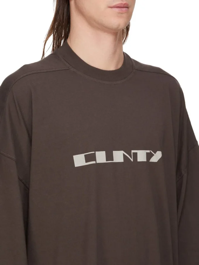 DRKSHDW FW25 CONCORDIANS TOMMY T IN DRKDUST/PEARL MEDIUM GEWICHT KATOENEN JERSEY DU02E7259RNEP2-7808 DRKSHDW FW25 CONCORDIANS TOMMY T IN DRKDUST/PEARL MEDIUM GEWICHT KATOENEN JERSEY DU02E7259RNEP2-7808