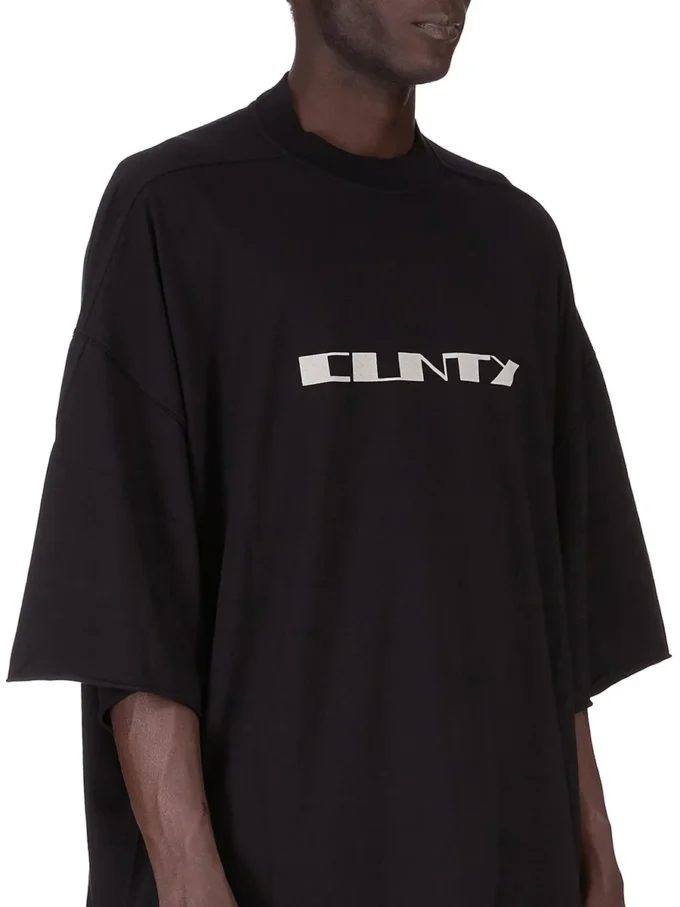 DRKSHDW FW25 CONCORDIANS TOMMY T IN ZWART/PAREL MEDIUM GEWICHT KATOENEN JERSEY DU02E7259RNEP2-0908 DRKSHDW FW25 CONCORDIANS TOMMY T IN ZWART/PAREL MEDIUM GEWICHT KATOENEN JERSEY DU02E7259RNEP2-0908