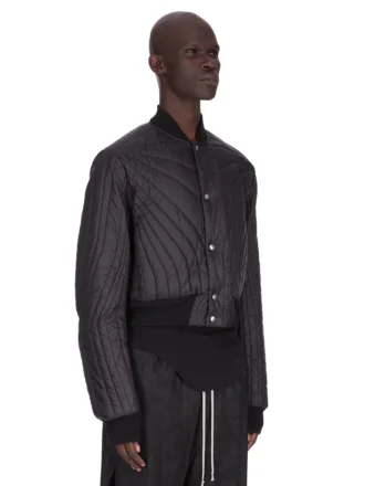 RICK OWENS FW25 CONCORDIANS GEWATTEERD VLUCHTJAS IN ZWART LICHT NYLON RU02E1727NPT1-09 RICK OWENS FW25 CONCORDIANS GEWATTEERD VLUCHTJAS IN ZWART LICHT NYLON RU02E1727NPT1-09